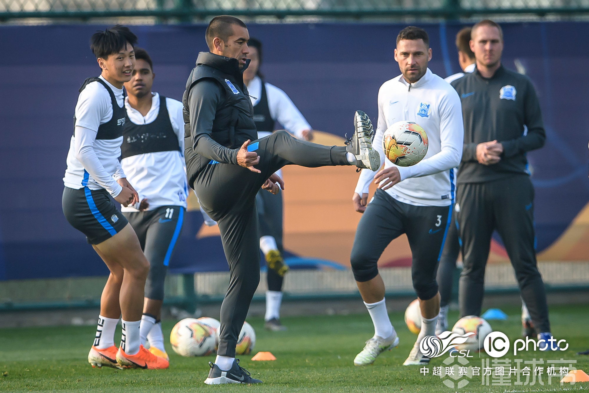 开云平台-大连人全队训练暖场，备战关键对决的简单介绍