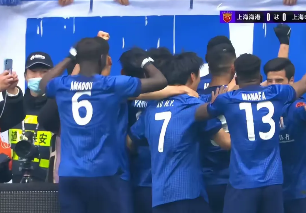 热门球队交锋擦出火花,实力相争 热门球队交锋擦出火花,实力相争