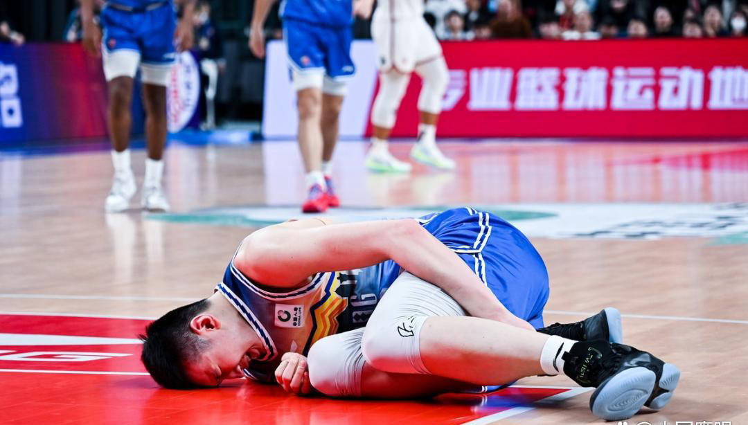 CBA球员因累计犯规暂停比赛 CBA球员因累计犯规暂停比赛