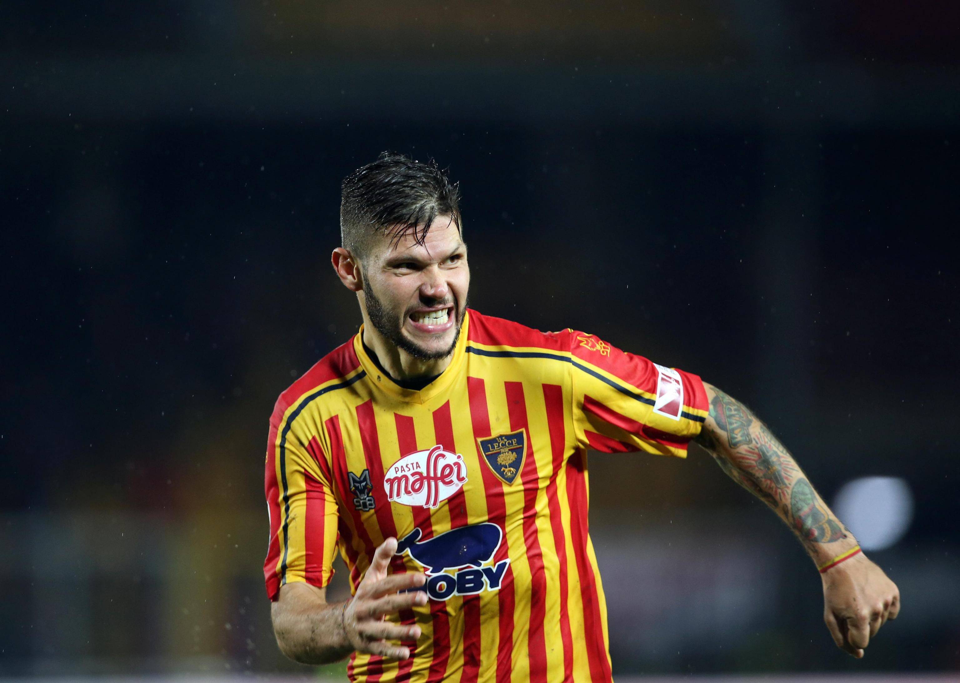 意甲比赛中球员风采展现,斗志昂扬战斗到底 意甲比赛中球员风采展现,斗志昂扬战斗到底