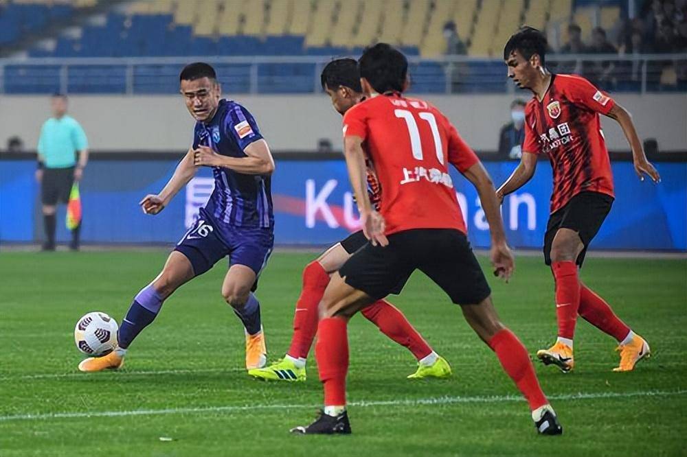 开云体育app-比赛中出现争议判罚，球迷不满