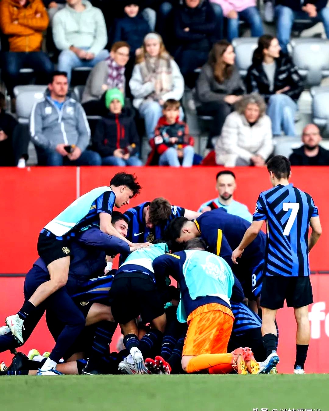 狂热球迷燃爆现场：比利时力挫瑞典夺冠