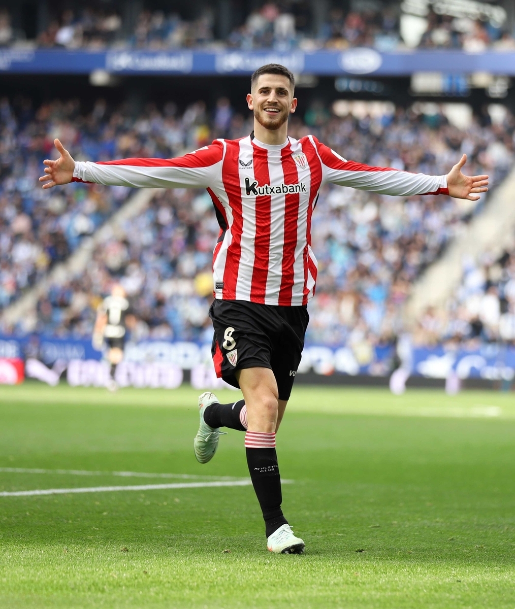 利兹联主场大胜,领先优势稳固 利兹联主场大胜,领先优势稳固