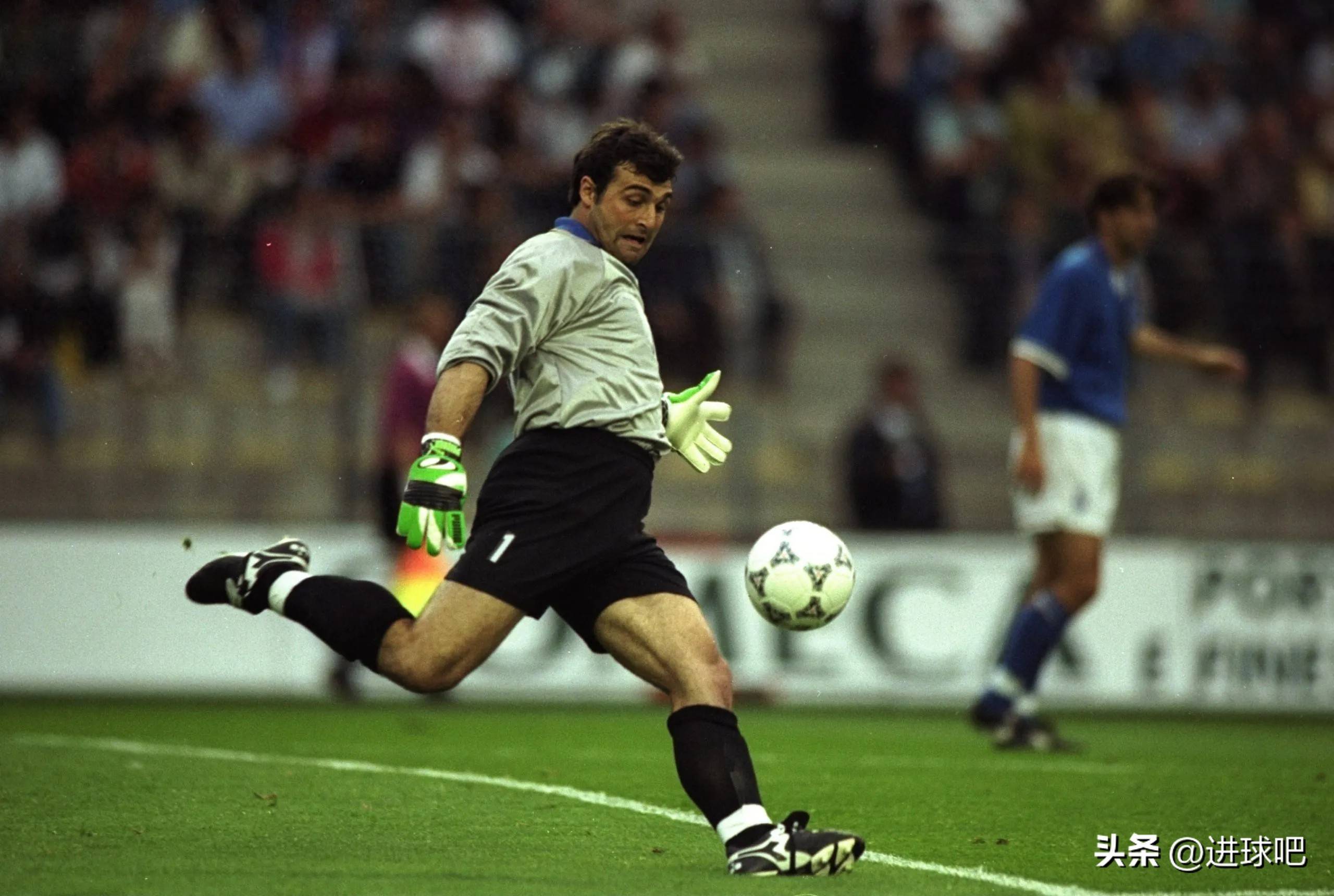 意大利球星在比赛中发挥出色 意大利球星在比赛中发挥出色