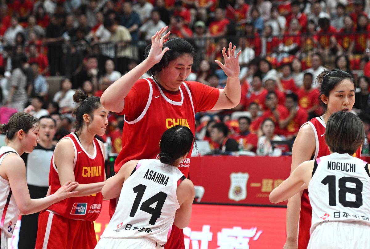 著名球队在国际篮球比赛中争夺冠军 著名球队在国际篮球比赛中争夺冠军