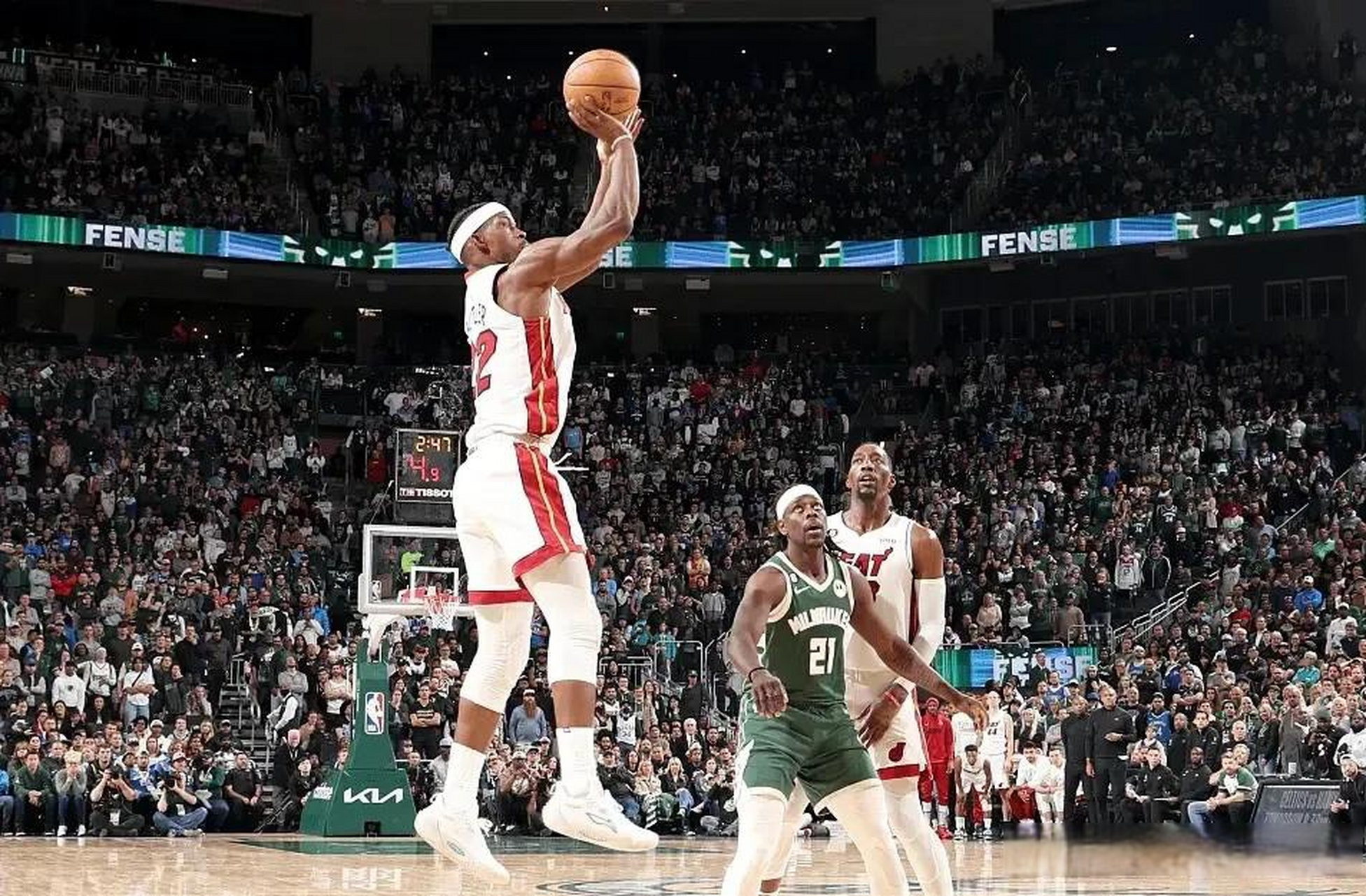 雄鹿队大胜活塞,继续领跑东部联盟 雄鹿队大胜活塞,继续领跑东部联盟