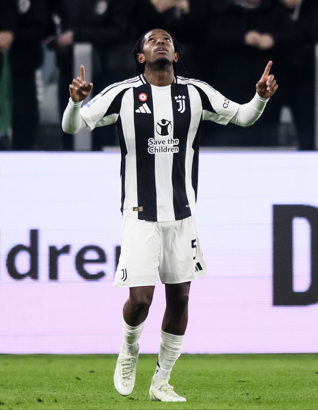 尤文图斯不辱使命,主场取胜立足榜首 尤文图斯不辱使命,主场取胜立足榜首