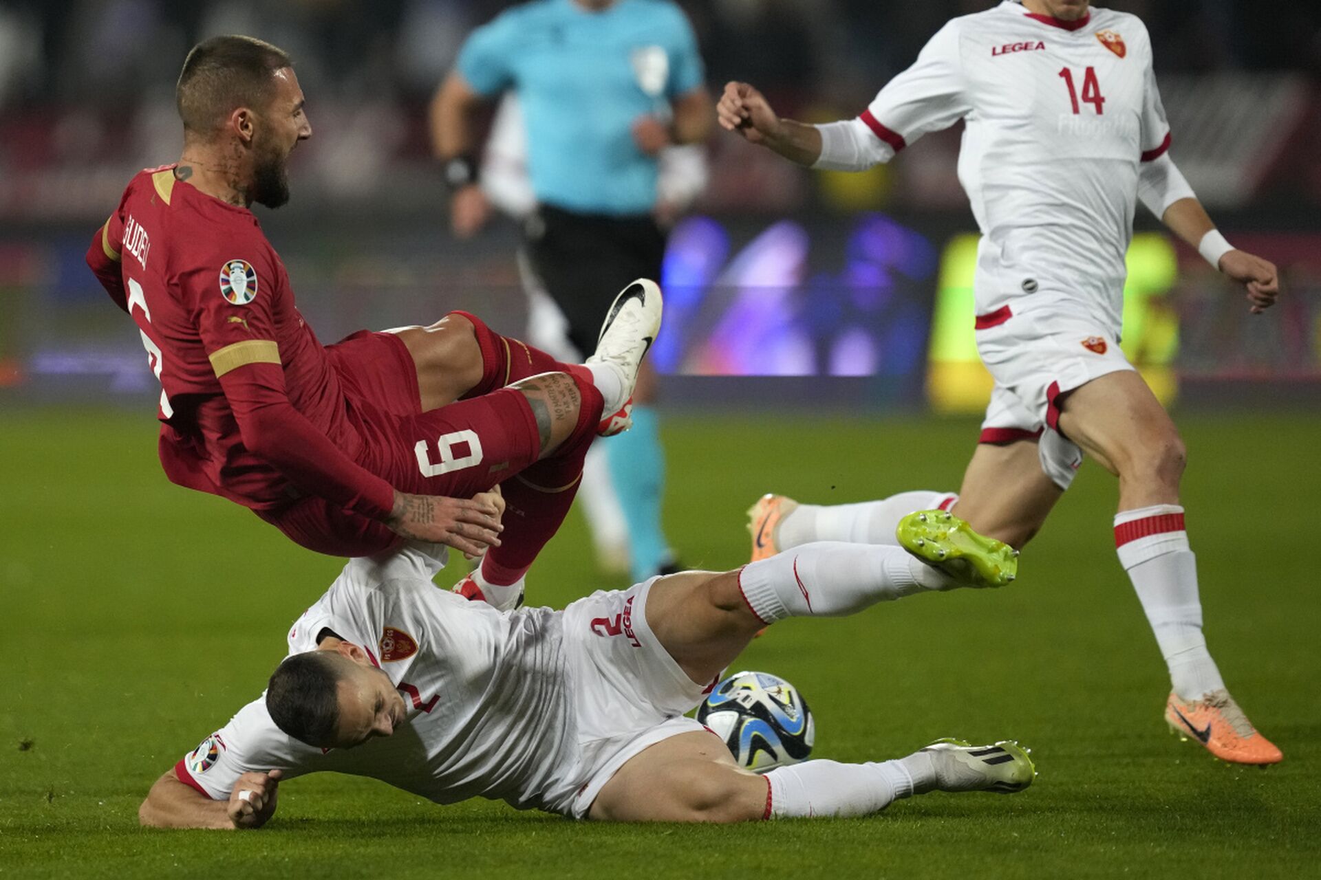 角逐不止!欧洲职业足球杯呈现火热场面 角逐不止!欧洲职业足球杯呈现火热场面