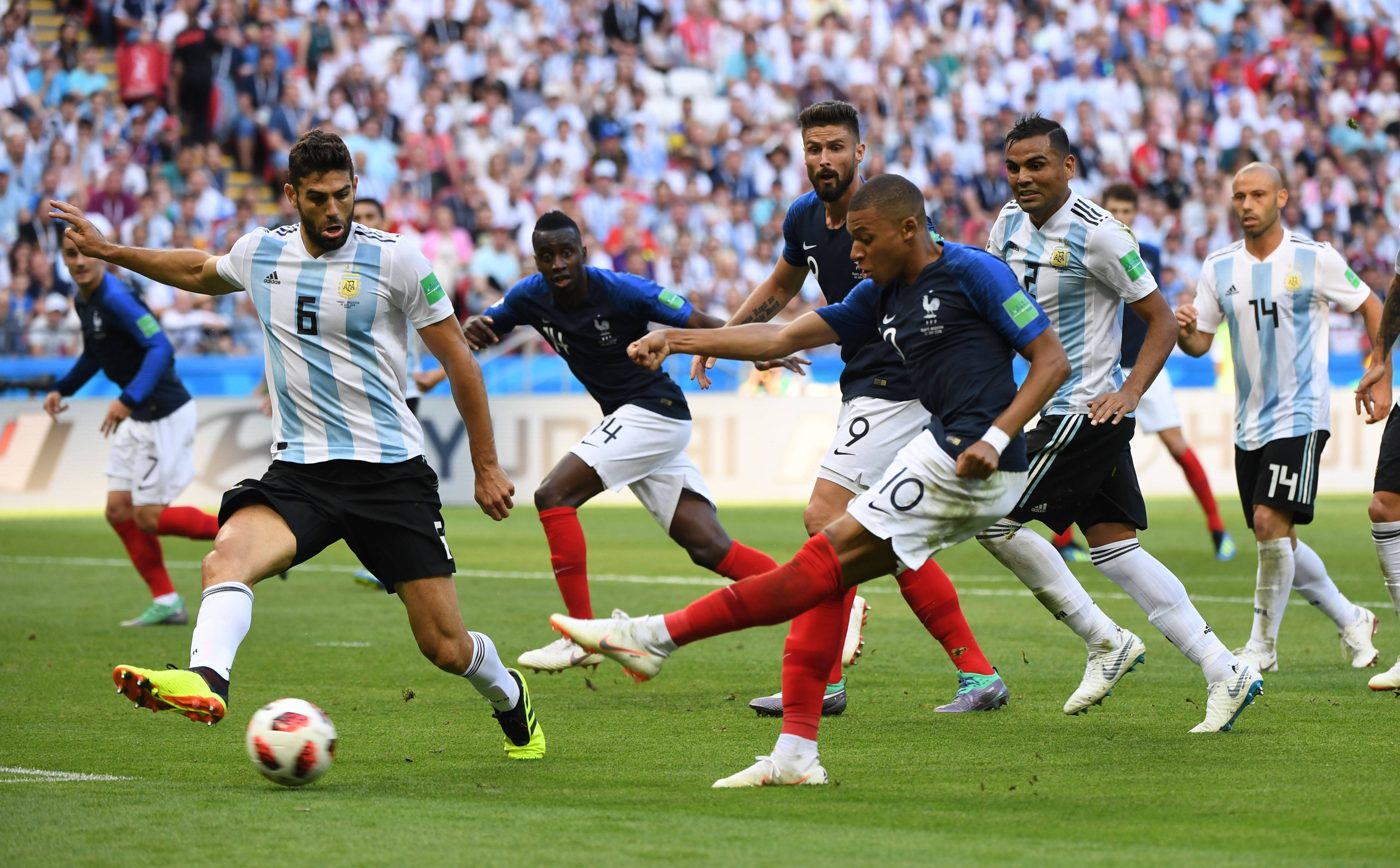 欧洲俱乐部队员在国际赛事中交流经验 欧洲俱乐部队员在国际赛事中交流经验