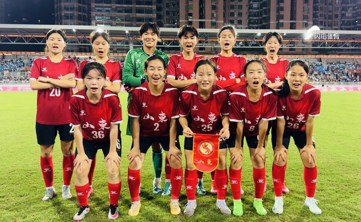 势均力敌:女足球员拼搏争胜 势均力敌:女足球员拼搏争胜