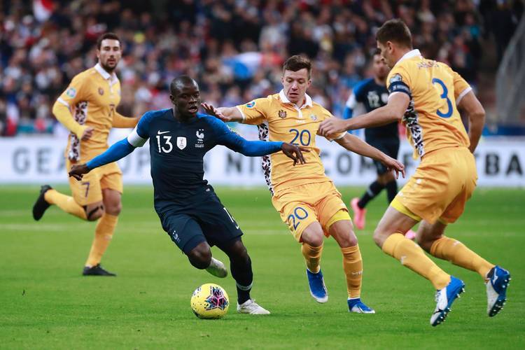 足球盛宴在即:球队备战比赛,期待佳绩 足球盛宴在即:球队备战比赛,期待佳绩