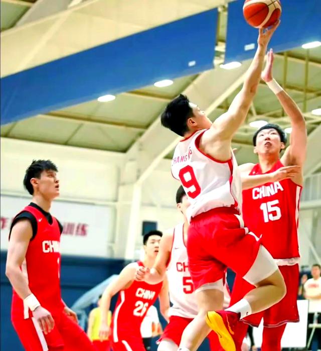 球队迎战国际强手，全力备战篮球大战