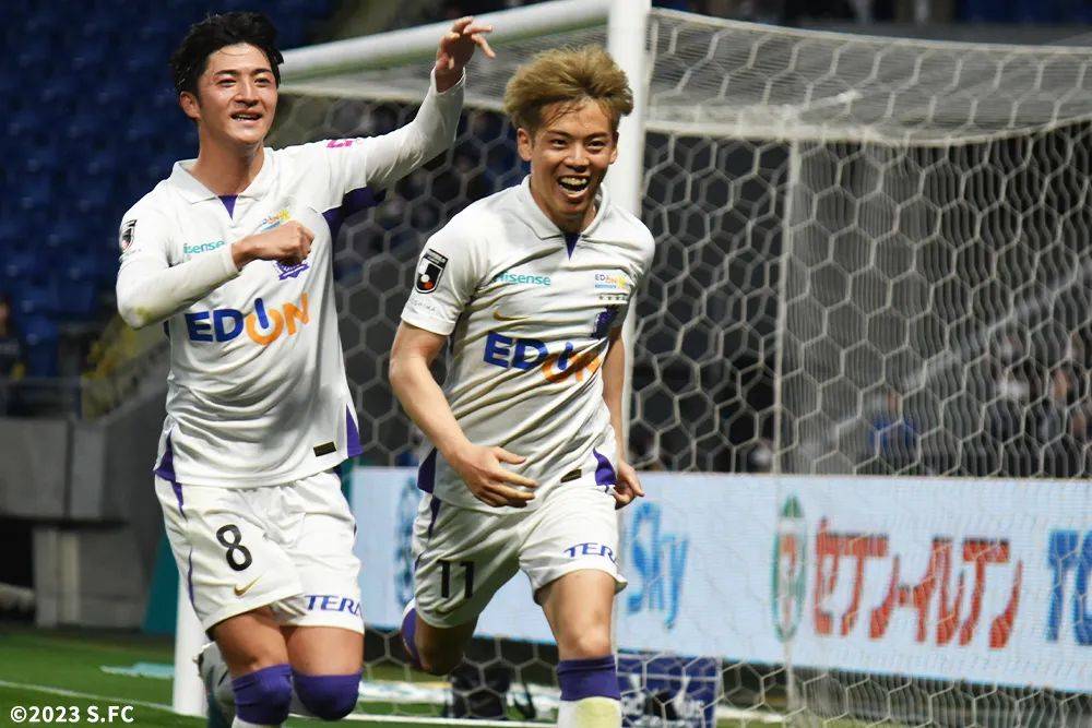 广岛三箭队员联手合作，取得胜利