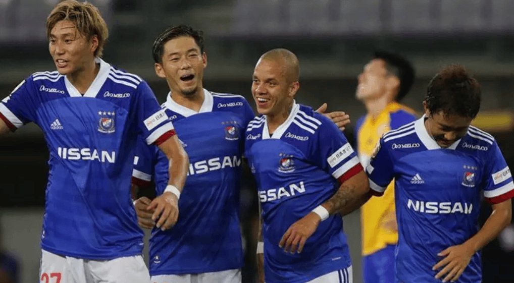 广岛三箭队员联手合作，取得胜利