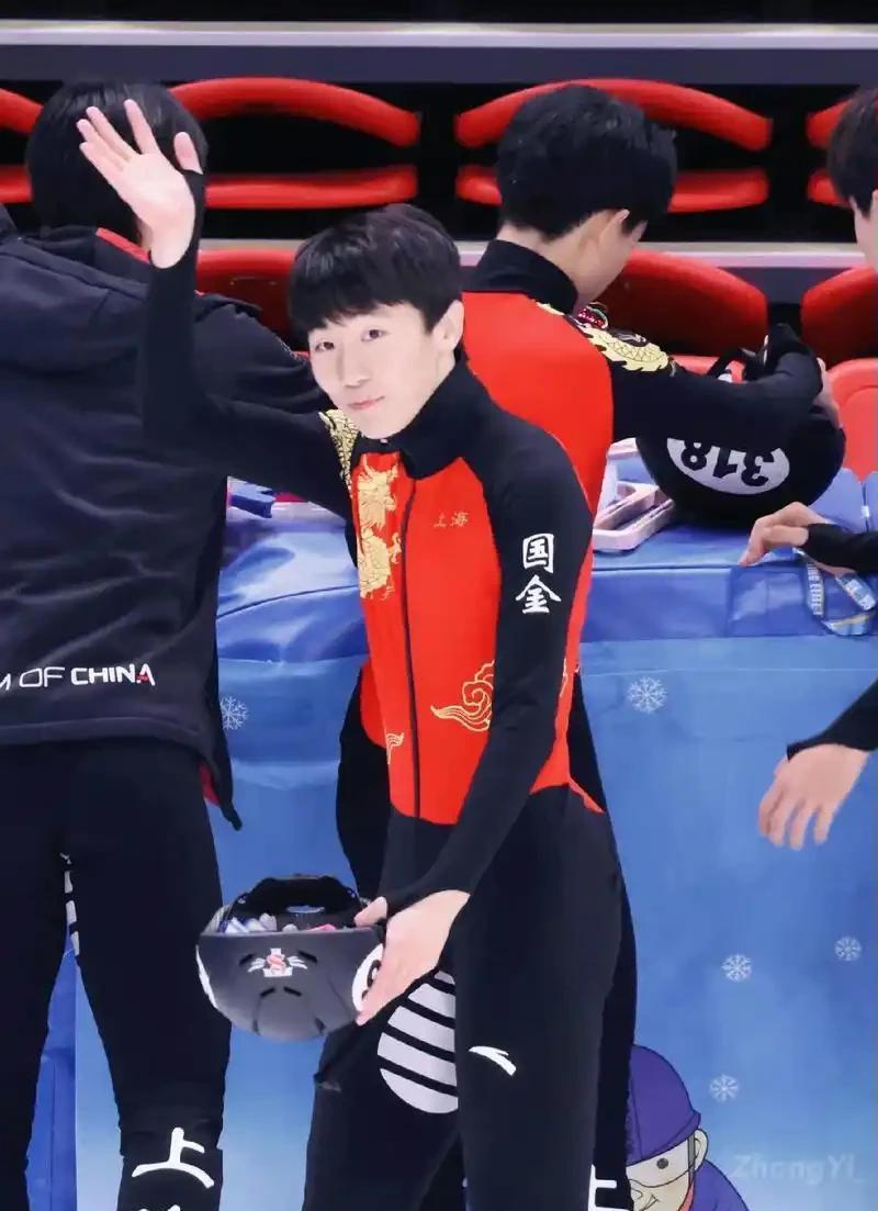 短道速滑比赛中,韩国队取得优异成绩获得奖牌 短道速滑比赛中,韩国队取得优异成绩获得奖牌