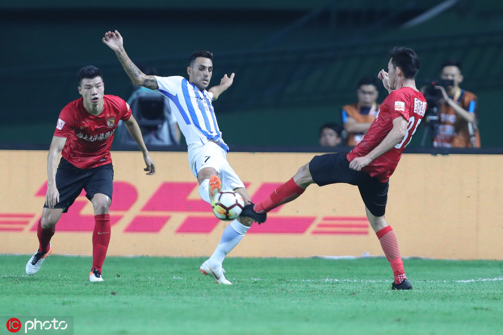 恒大战平富力：广州恒大队与广州富力队踢平，难分胜负