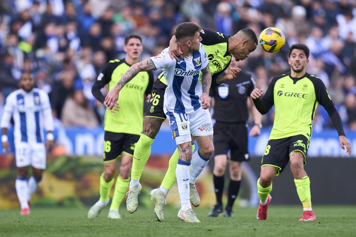 包含瓜达拉哈拉主场完胜塞尔塔，豪取三分的词条