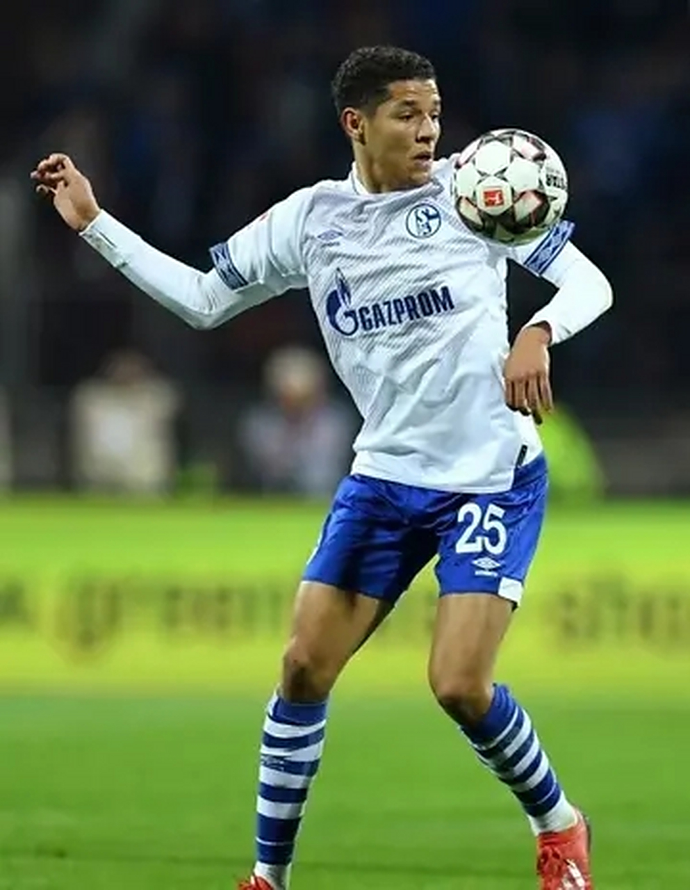 沙尔克04主场2-1战胜了多特蒙德,夺取胜利 沙尔克04主场2-1战胜了多特蒙德,夺取胜利