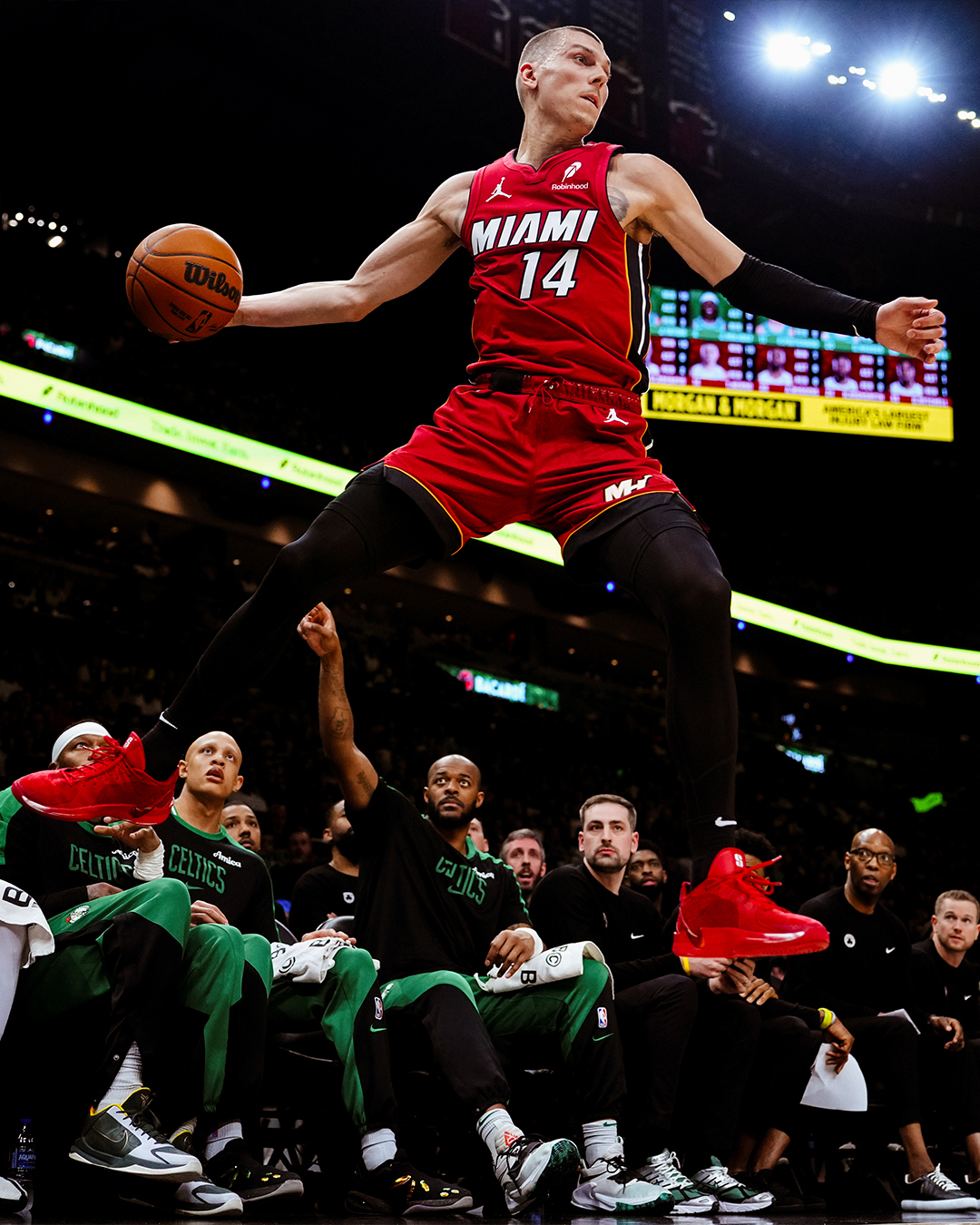 猛龙逆转战胜热火,维斯布鲁克表现抢眼的简单介绍 猛龙逆转战胜热火,维斯布鲁克表现抢眼的简单介绍