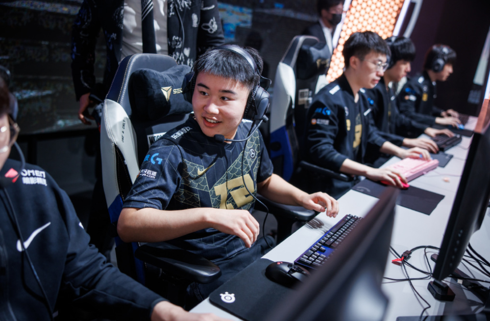 开云体育中国-DFM碾压RNG，Uzi团战一打五焦点之战淘汰赛，引爆全场热议的简单介绍