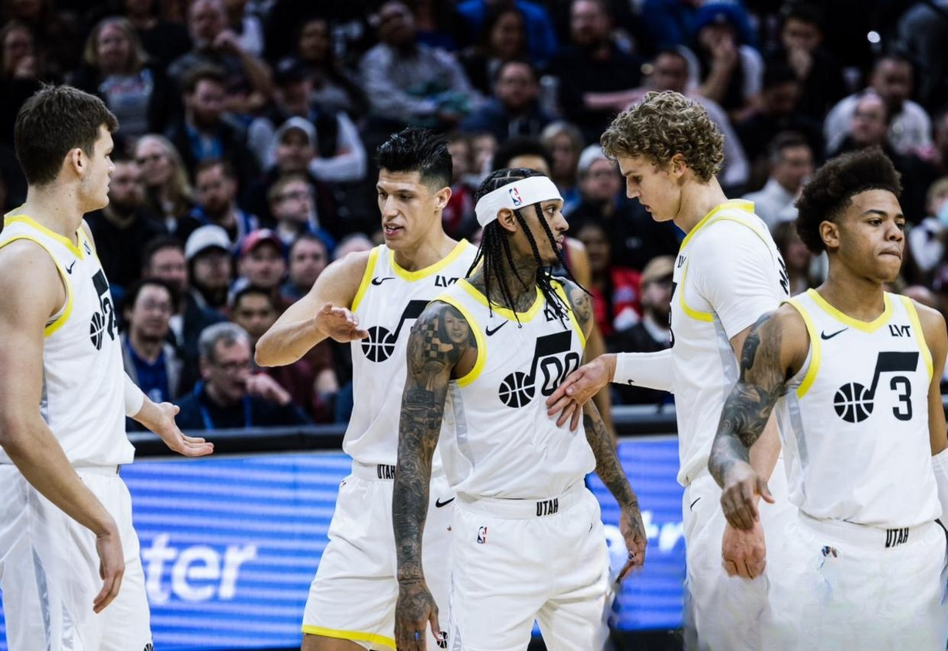 爵士队客场击败国王队,取得连胜 爵士队客场击败国王队,取得连胜