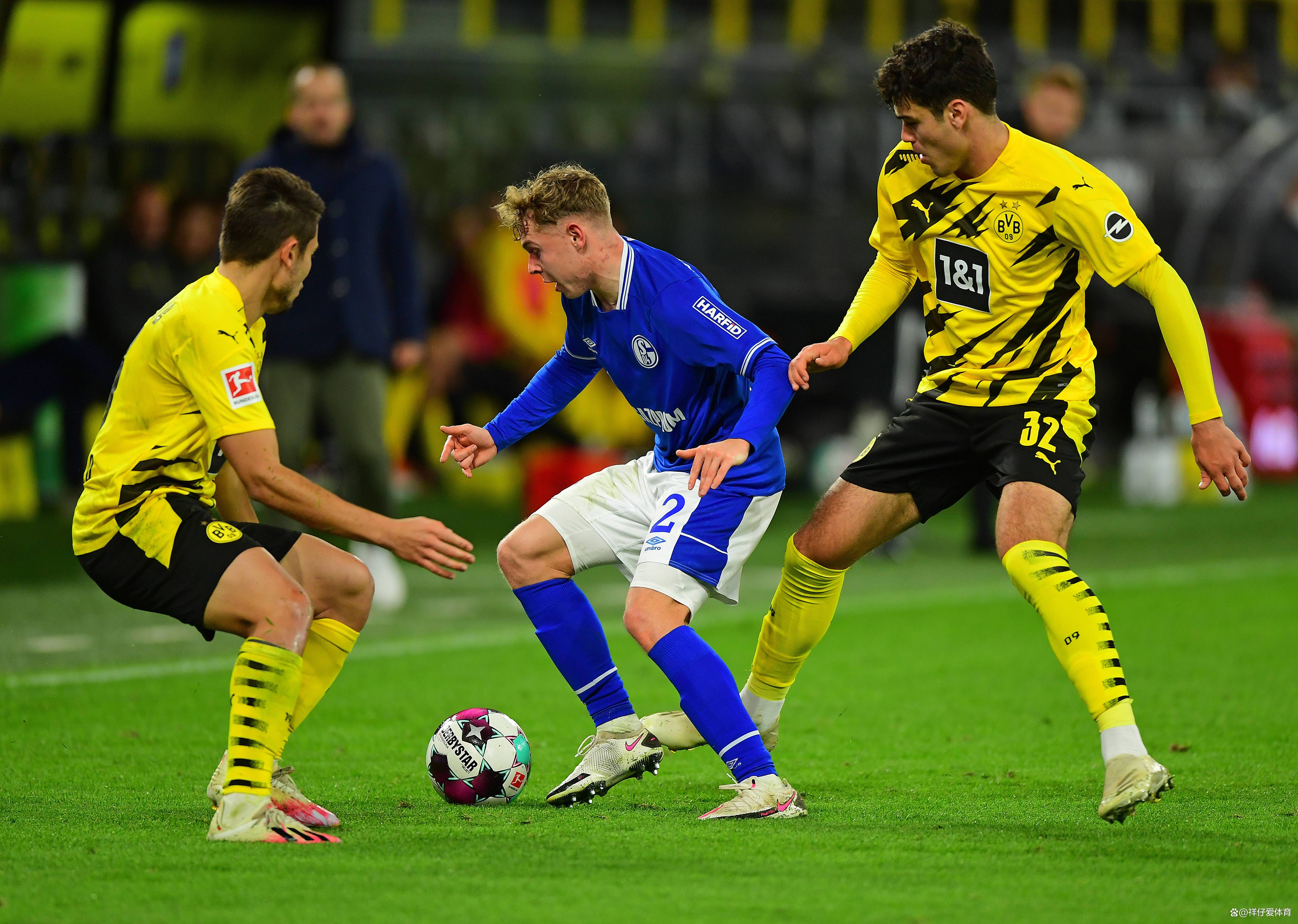 足球比赛中的精彩瞬间再次上演 足球比赛中的精彩瞬间再次上演