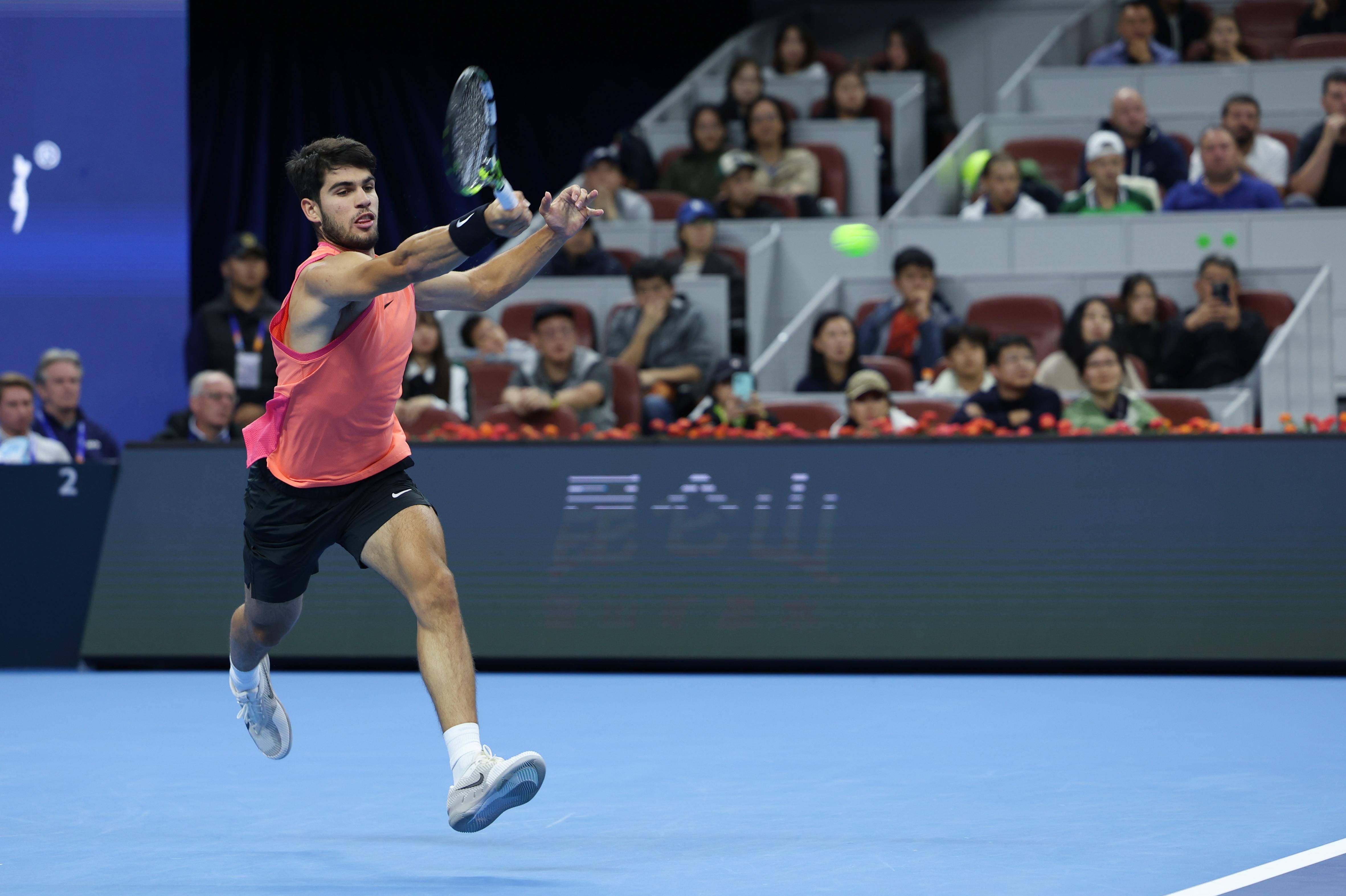 开云体育-年终总决赛碾压ATP总决赛，阿尔卡拉斯惊艳四座的简单介绍